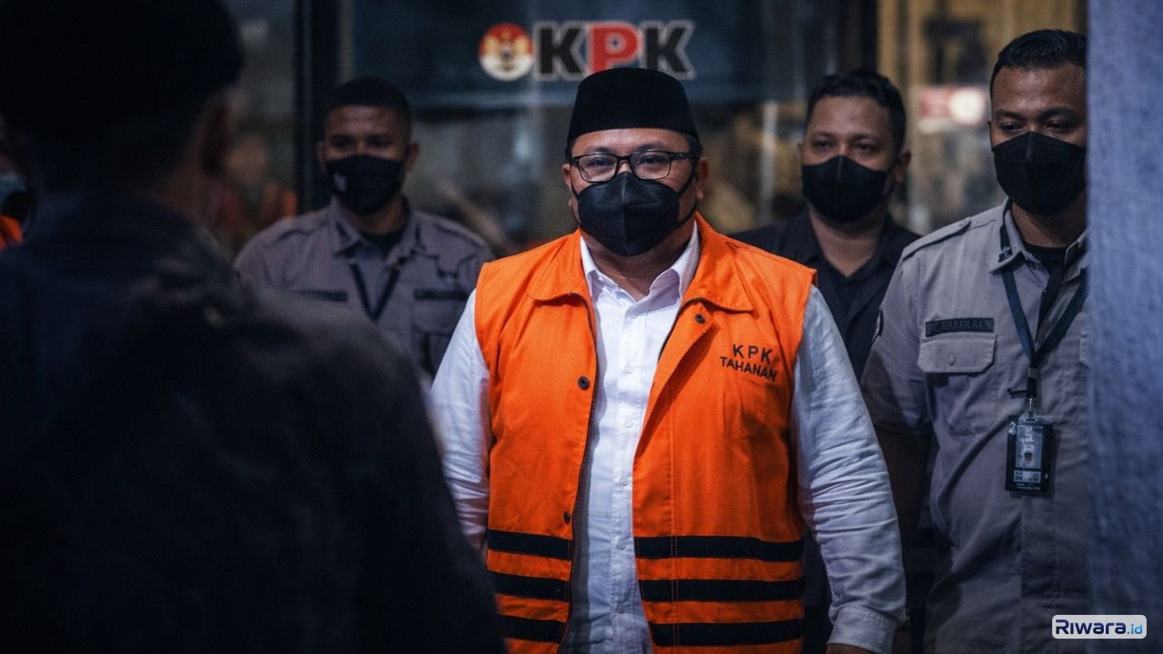 Yaqut Cholil Qoumas berjalan dikawal petugas Komisi Pemberantasan Korupsi saat menjalani proses hukum terkait dugaan korupsi kuota haji 2023&ndash;2024.